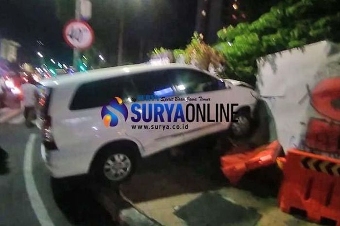 Toyota Innova nancap di tembok