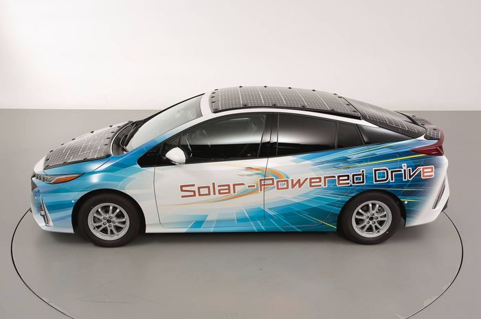 Toyota Prius PHV dengan panel surya disekujur bodinya