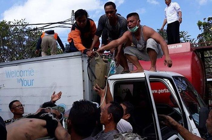 Proses evakuasi korban yang berada di dalam tangki BBM truk Pertamina