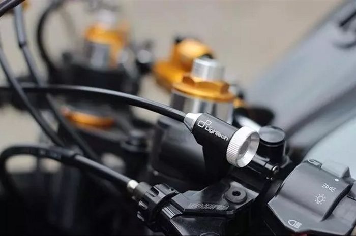Ilustrasi remote adjuster Lighttech terpasang di motor