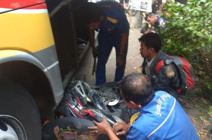 Honda Supra X yang terjepit di bawah kolong Bus Sugeng Rahayu