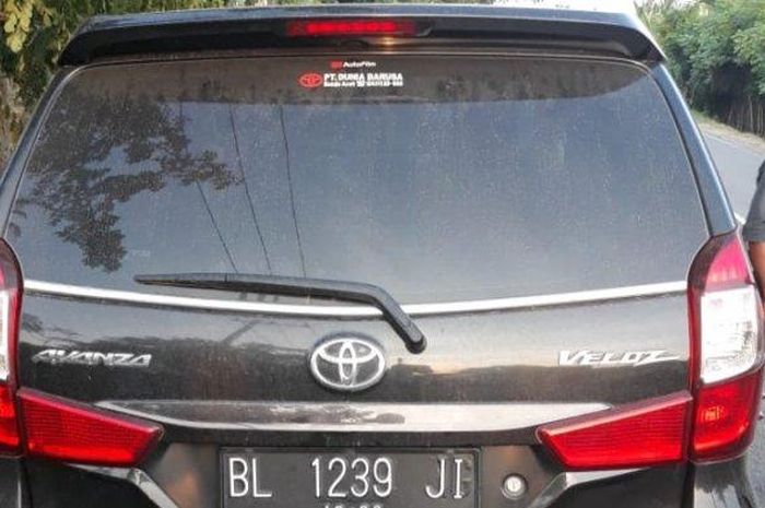 Mobil Avanza yang dijadikan barang bukti diamankan di Polsek Bandar Baru, Pidie Jaya usai tabrakan yang memakan korban jiwa, Selasa (9/7/2019). 