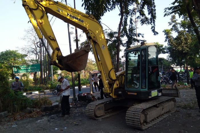 Proses penertiban 27 bangunan lapak liar di akses keluar Gerbang Tol (GT) Banyu Urip Jalan Tol Surabaya-Gempol