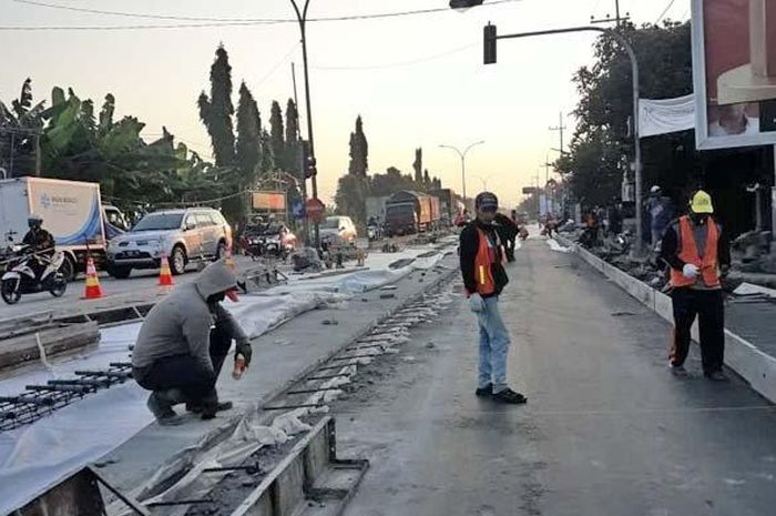 Proses pengecoran jalan nasional ruas Pucuk-Babat Lamongan akan memakan waktu 4-5 bulan