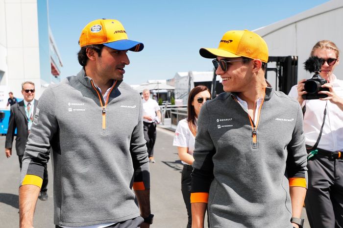 Carlos Sains (kiri) dan Lando Norris tetap akan memperkuat McLaren F1 Team di musim depan