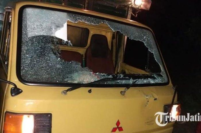 Pengendara motor di Sumenep hantam truk parkir hingga tewas, keluarga korban tak terima langsung rusak kaca truk 