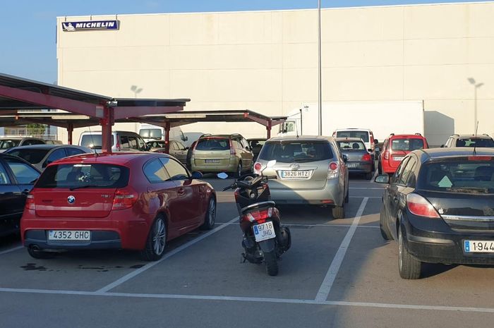 Yamaha NMAX di parkiran mobil