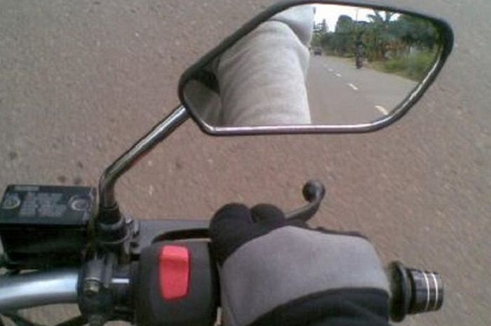 Ilustrasi kaca spion. Alasan Kaca Spion Motor Pakai Cermin Cembung, Ternyata Biar Bisa Kelihatan Ini Saat Riding