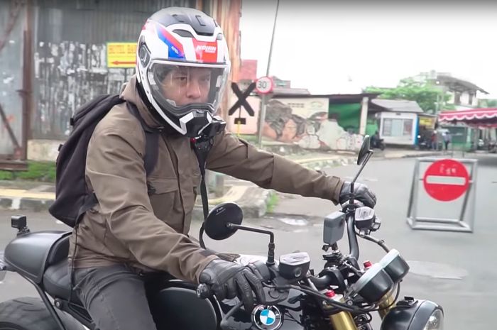 Ariel Noah mengendarai BMW R Nine T