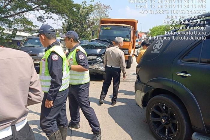 kecelakaan beruntun enam mobil ditabrak truk tronton dari belakang