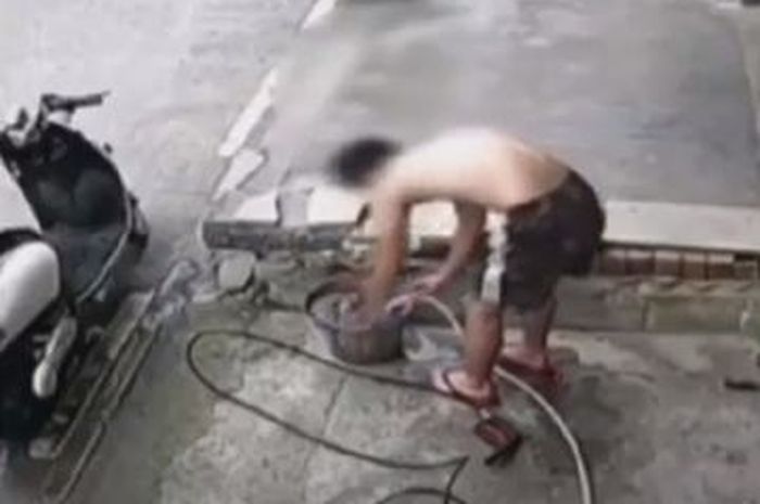 Pemuda ini kesetrum saat sedang mencuci motor