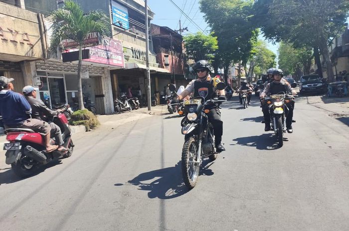 Kapolres Lumajang AKBP Arsal Sahban saat melakukan patroli ke jalan-jalan
