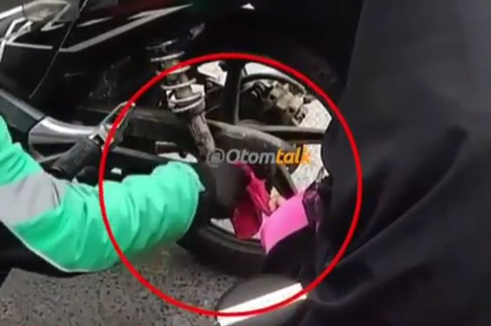 Kain rok panjang penumpang ojol yang nyangkut ke gir motor Honda Supra X