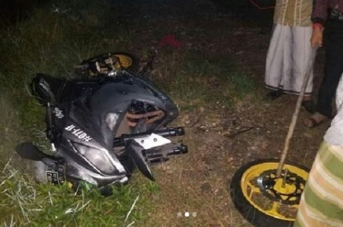 Kawasaki Ninja 250 digotong maling dan akhirnya ditinggalkan di kebon kosong