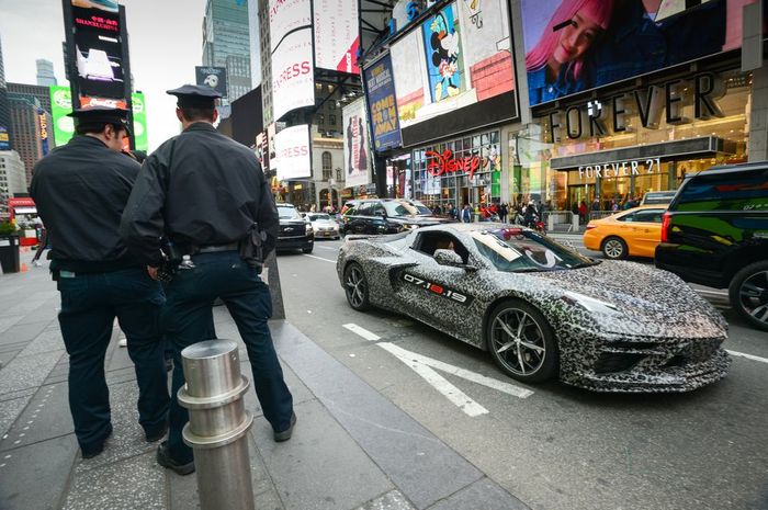 Foto spyshot dari Chevrolet Corvette C8 yang terlihat di jalanan umum Amerika.