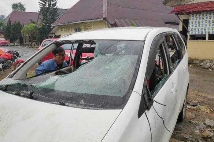 Kondisi Toyota Avanza yang rusak parah karena dirusak warga