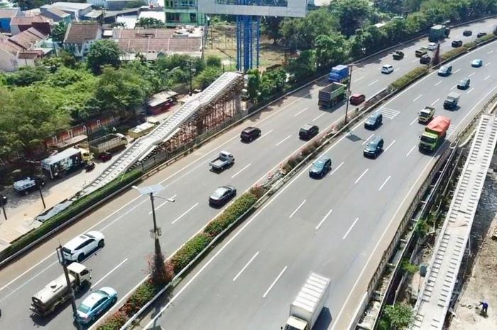 Ilustrasi kendaraan pribadi dengan umur lebih dari 10 tahun melintasi Jakarta