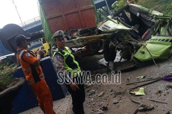 Kondisi dump truk yang ringsek usai menabrak dua kendaraan di dekat gerbang tol Sidoarjo, Sabtu (13/7/2019).