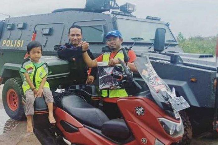 Lilik Gunawan saat berfoto bersama anggota Polri dengan Yamaha NMAX dan rantis Polri