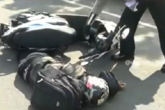 Pengendara Honda BeAT pura-pura pingsan untuk menghindari razia polisi