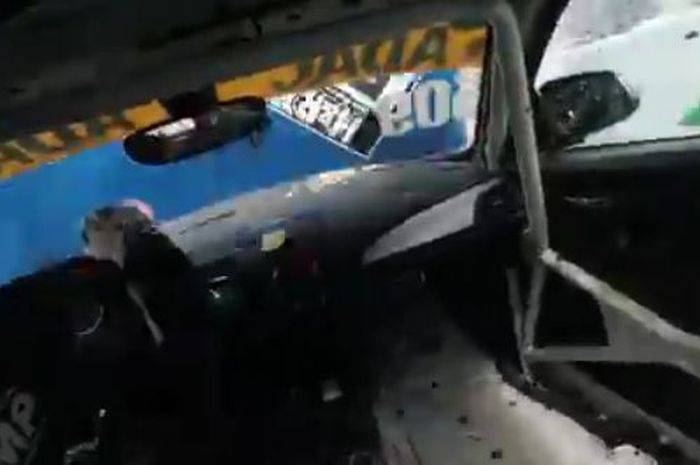 Cuplikan gambar dari video BMW 240i tabrak dinding beton pembatas sirkuit Nurburgring