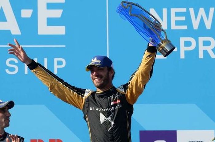Jean Eric Vergne memegang trofi juara dunia Formula E