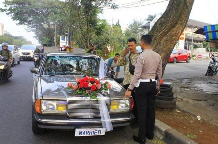 Wakasatlantas Polrestabes Bandung dan mobil pengantin pelat nomor tak standar    