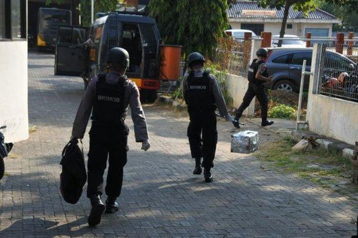 Petugas mengevakuasi benda mencurigakan yang ditemukan di halte BRT Jalan Doktor Sutomo, Semarang (15/7)