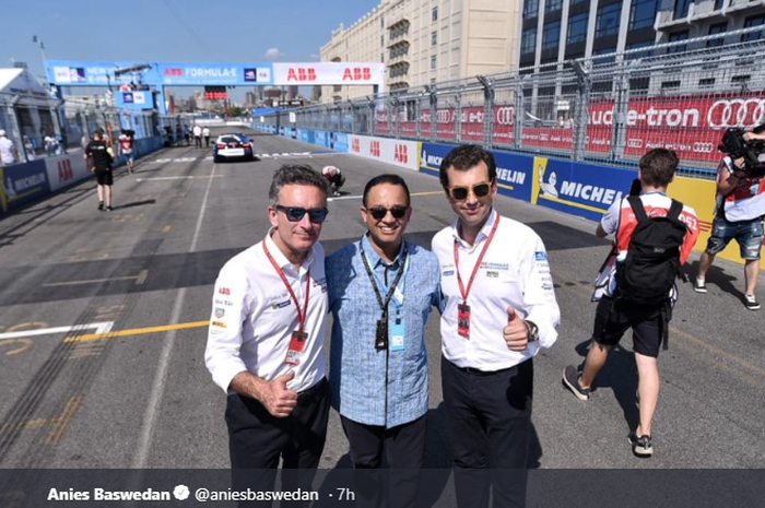 Gubernur DKI Jakarta, Anies Baswedan (tengah), bersama Alejandro Agag (kiri) dan Alberto Longo (kanan) usai mencapai kesepakatan menjadikan Jakarta sebagai tuan rumah Formula E 2020.