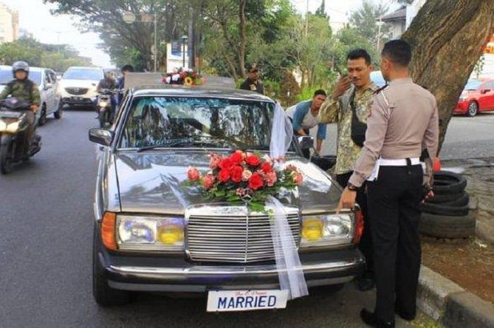 Pelat nomor mobil pengantin ini tidak lazim, wajar ditegur polisi