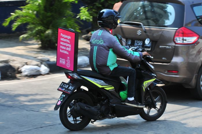 Ilustrasi papan iklan di motor