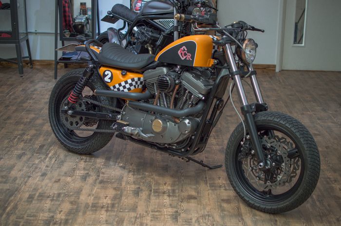 Harley-Davidson Sportster XL1200 bergaya scrambler tracker