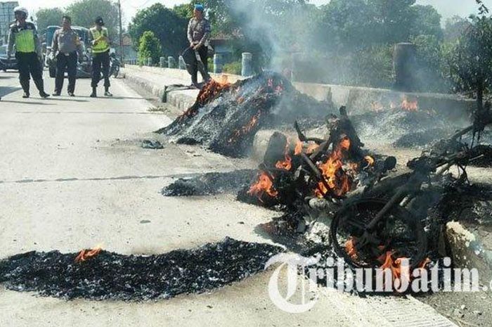 Honda BeAT hangus dikepung si Jago Merah
