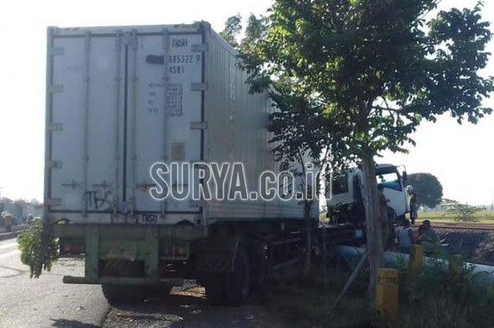 Kecelakaan tunggal truk trailer di Desa Balandono Kecamatan Babat, Kabupaten Lamongan, Senin (15/7/2019).  