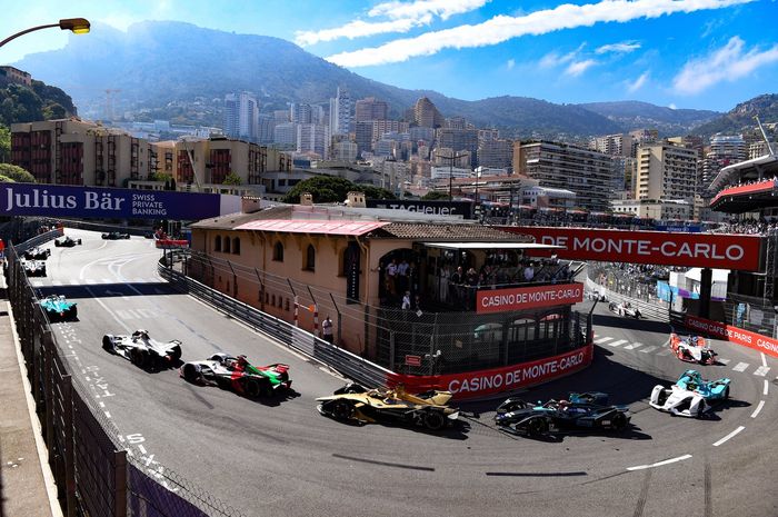 Meskipun sama-sama balapan di sirkuit Monako, Formula E dan Formula 1 memiliki beberapa perbedaan