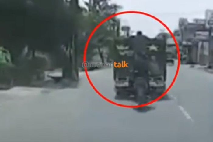 Kawanan bajing loncat beraksi di Jalan Pancing, Medan Sumatera Utara.