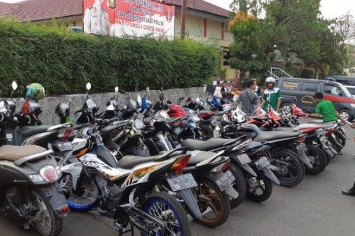 Operasi razia penertiban yang digelar Mapolres Lahat berhasil mengamankan 23 motor karena pakai knalpot racing.