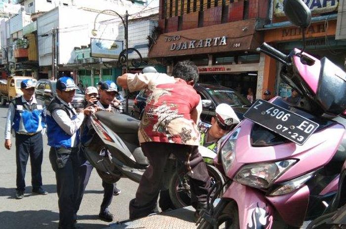 Belasan sepeda motor yang parkir di Jalan Ahmad Yani atau kawasan Pengkolan, Kecamatan Garut Kota ditilang Satlantas Polres Garut.  