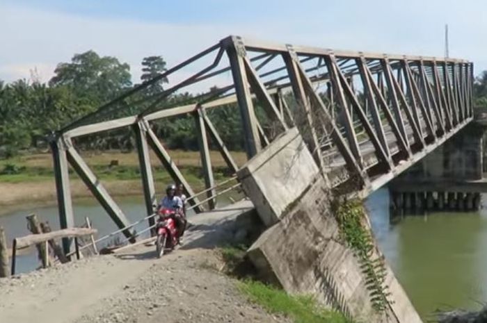 Jembatan Ule Raket yang miring tapi masih tetap dipakai warga