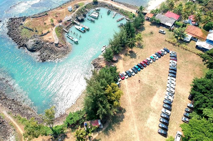 Pemandangan Toyota Etios Valco yang sedang bejejer dari atas