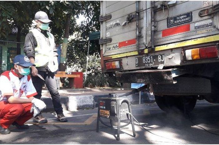 Petugas dari DLH saat melakukan uji Emisi Kendaraan di Kota Cimahi  