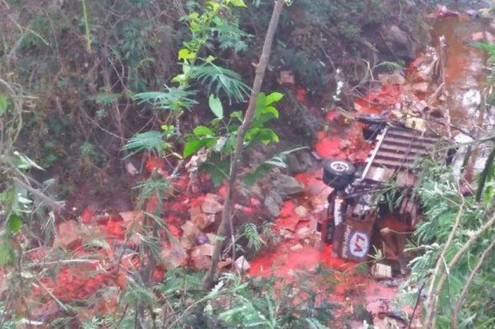 Sungai Cibeureum di Kecamatan Cugenang Cianjur berubah jadi merah setelah truk bermuatan bubuk cabai terjun ke sungai, Rabu (17/7/2019). 