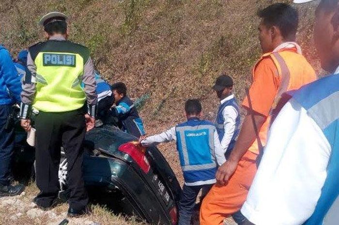 Kondisi mobil BMW yang ringsek akibat kecelakaan tunggal di Tol Nganjuk-Madiun 