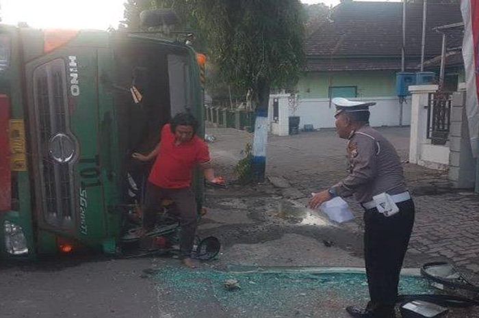 Truk tronton bermuatan gas cair untuk industri rumahan terguling setelah menabrak median jalan di Jalan Raya Surabaya-Madiun, di KM 147-148 Desa/Kecamatan Mejayan Kabupaten Madiun, Rabu (17/7/2019).  