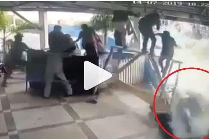 Penonton ditabrak motor pembalap di ajang balap road race