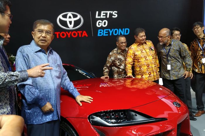 Jusuf Kalla menyambangi Toyota Supra dan bertanya soal harga kepada Henry Tanoto, Vice President Director&nbsp;PT Toyota Astra Motor (TAM) 