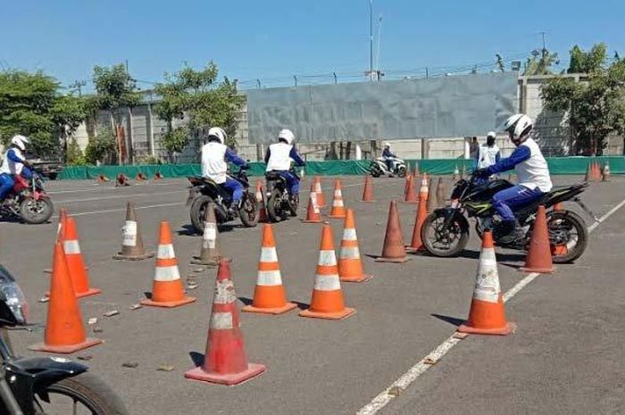 Instruktur Safety Riding MPM Honda saat melakukan latihan untuk mengikuti kompetisi Astra Honda Safety Riding Competition (AHSRIC). 