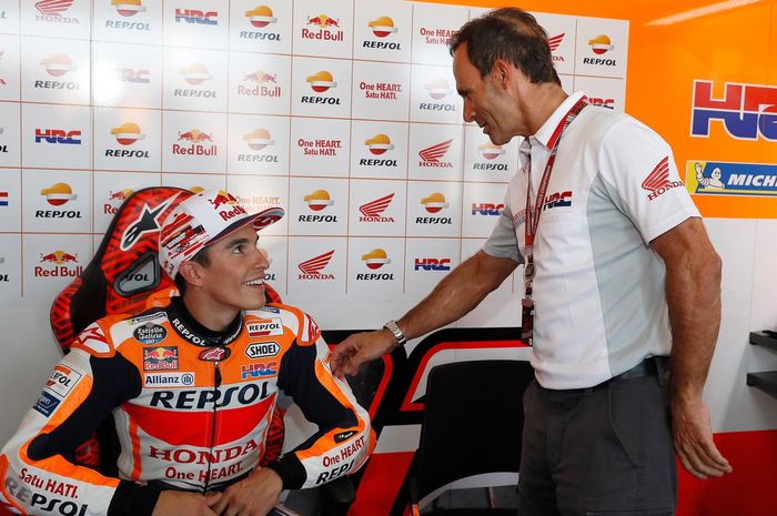 Alberto Puig (kanan) juga akan segera memperpanjang kontrak Marc Marquez