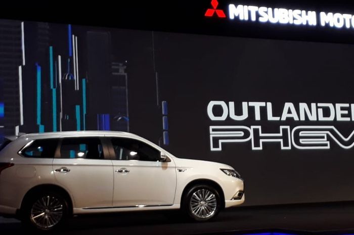 Mitsubishi Outlander PHEV saat perkenalan media di Jakarta (9/7)