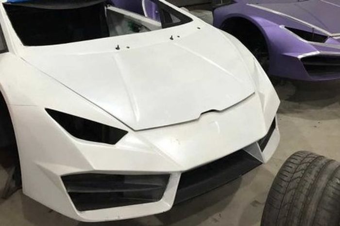 Terlihat seperti asli, namun ini bodi KW Lamborghini Aventador yang baru dalam proses pembuatan